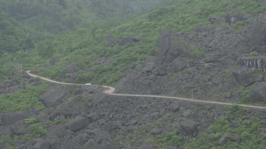 车辆正在经过曾经垮塌的山路