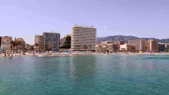 西班牙马拉加富恩吉罗拉镇美丽海滩的镜头