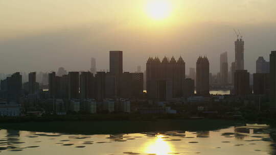 武汉市汉街沙湖夕阳湖面高楼金色