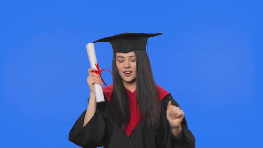 身着毕业服的女生在开心的跳舞视频素材模板下载