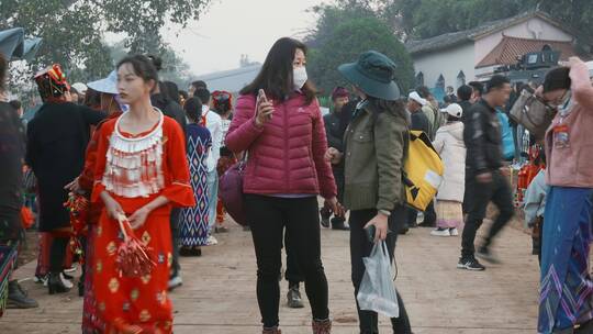 云南旅游风光德宏陇川目瑙纵歌景颇族游客