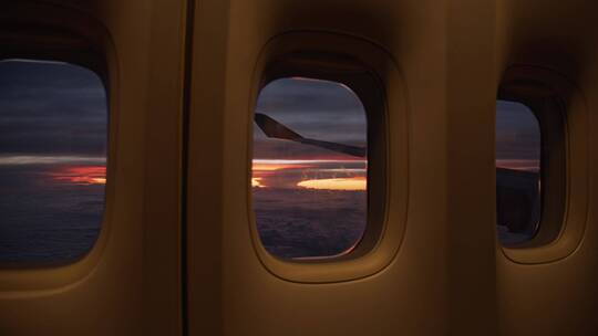 透过飞机窗户看日落