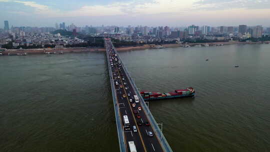货轮从武汉大桥穿过