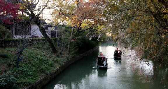 秋天手摇船在河道中前行