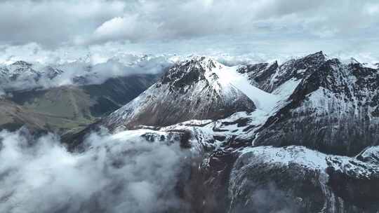 清晨西藏念青唐古拉山脉云雾缭乱雪山景观