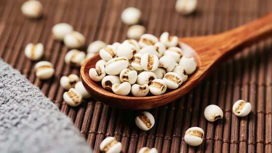 木勺盛放薏苡仁特写