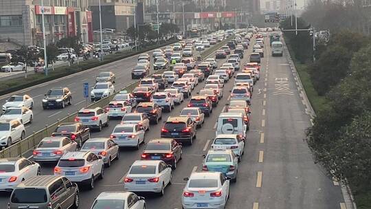 济南经十路傍晚，车水马龙的街道