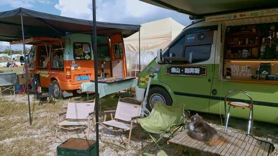 户外露营场景中的餐车与休闲区