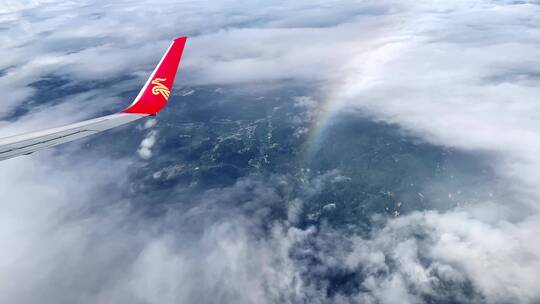 民航飞机机翼穿越云层俯拍地面视频