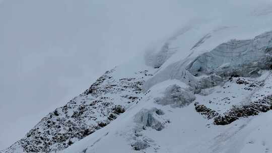 航拍贡嘎山区朗格曼因雪山冰川的攀登者