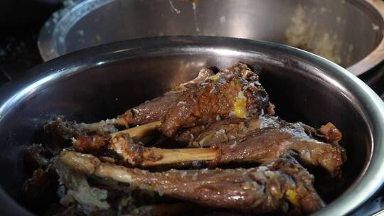 新疆美食 手抓饭制作过程沸腾的肉