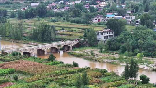 雨后河流村庄梯田