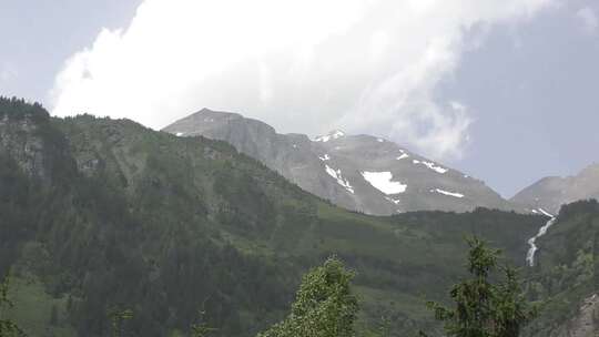 白雪覆盖山脉的美丽景色