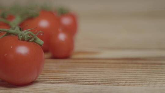 木桌上番茄的特写镜头视频素材模板下载