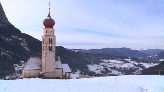 阿尔卑斯山积雪覆盖的教堂