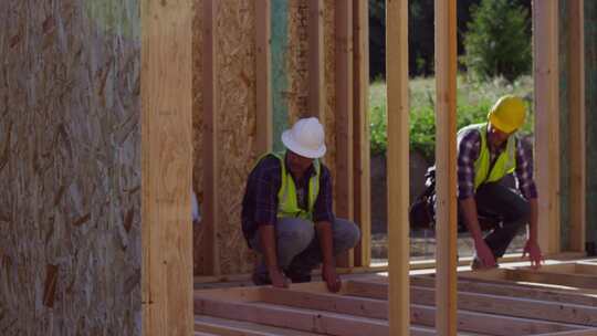 建筑工人搭建和固定木架