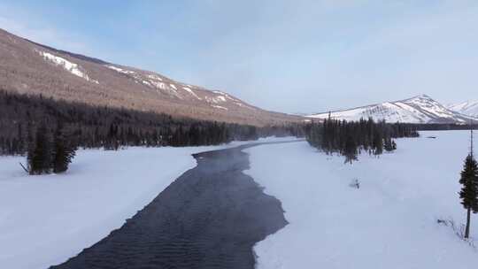 航拍新疆冬季喀纳斯神仙湾晨雾雪山森林雪景