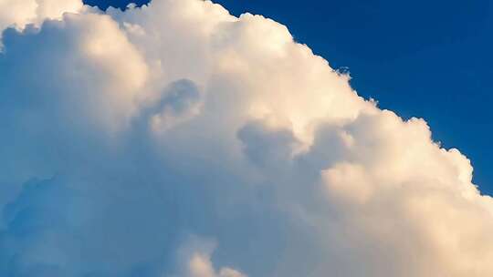 蓝天中的蓬松白云