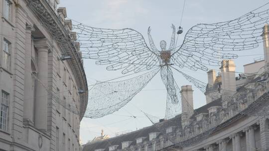 伦敦英国摄政街的天使圣诞灯装饰特写视频素材模板下载