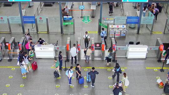 上海虹桥火车站进站口检票排队人群视频素材模板下载