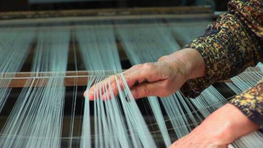 妇女在工厂织布生产线上工作