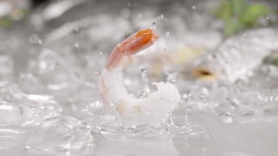 虾仁掉落 鲜虾掉入水中溅起水花镜头3