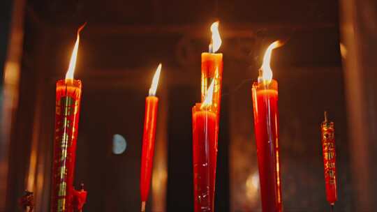 红色蜡烛点燃燃烧火焰寺庙
