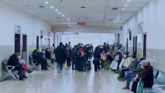 医院病人排队看病