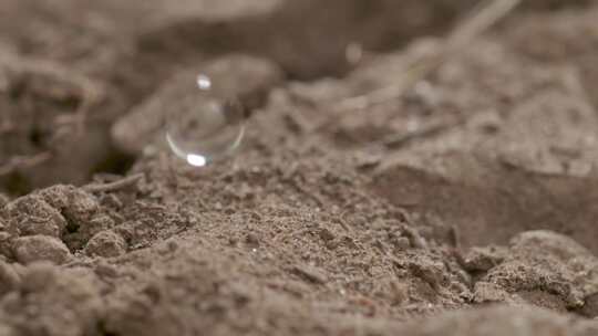 慢动作一滴雨落下干旱土地上下雨升格慢镜头