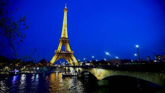 法国 巴黎 埃菲尔铁塔 塞纳河 夜景 亮灯视频素材模板下载