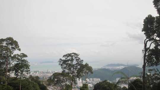 雾蒙蒙的马来西亚槟城，槟城山景，树木勾勒