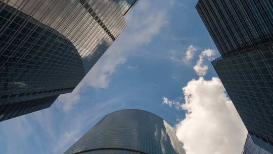 摩天大楼上空的云