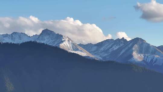 新疆琼库什台草原雪山航拍