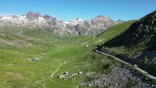 房车房车驾驶法国阿尔卑斯山的Col de la Croix de Fer山口-空中跟踪