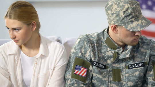 美国大兵和女友看向镜头视频素材模板下载