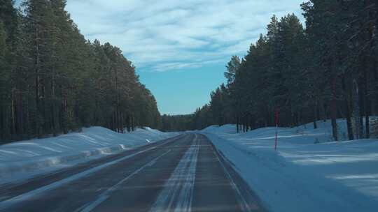 穿梭在白雪覆盖的北欧公路上主观视角拍摄