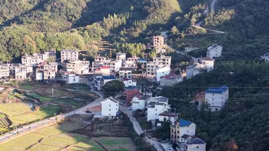 大山中的农村航拍