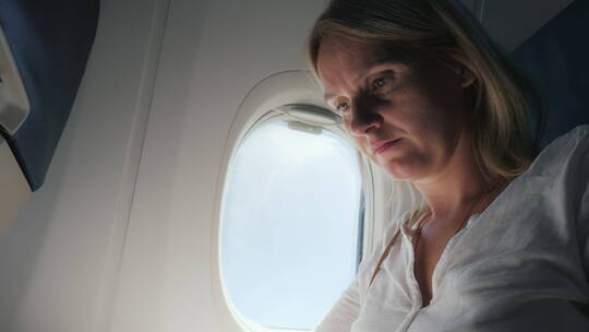 女人正在飞机驾驶舱里阅读杂志视频素材模板下载
