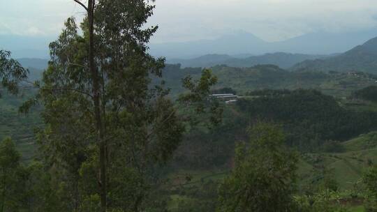 维龙加火山景观缓慢移动