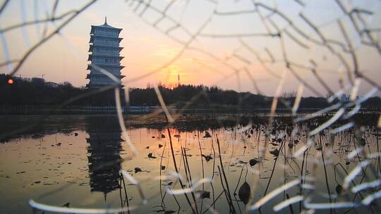 夕阳下的建筑长安塔  冬天的落日