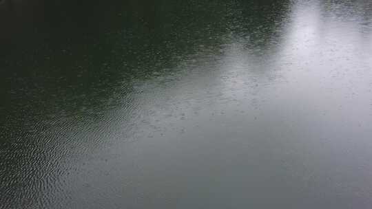 蓝色湖面阴雨绵绵雨滴实拍