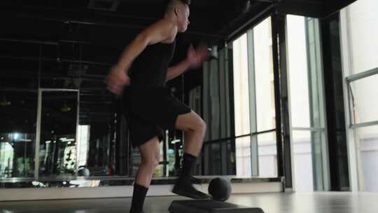 年轻男人在健身房锻炼身体跑步视频素材模板下载