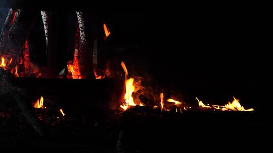 燃尽的篝火烧焦木炭