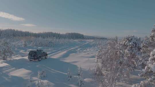 雪地中越野车行驶场景 航拍