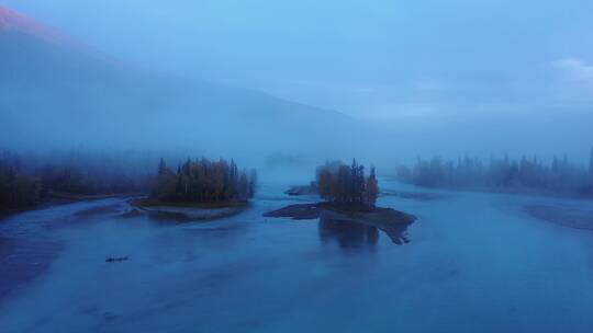 秋天清晨的新疆喀纳斯河神仙湾晨雾自然风光视频素材模板下载