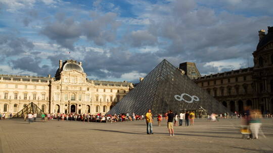 卢浮宫的游客来来往往视频素材模板下载