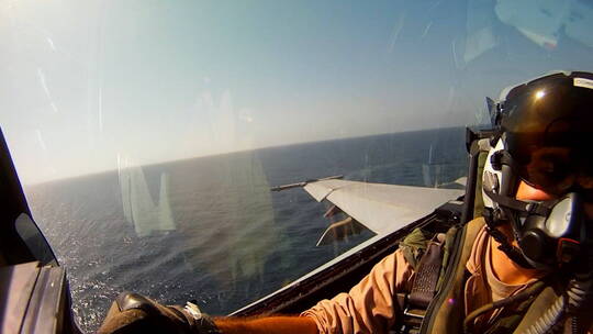 Pov镜头的战斗机降落在航空母舰视频素材模板下载