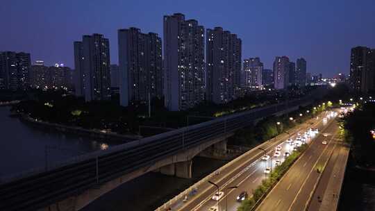 4K航拍夜晚动车穿过城市桥梁河流车流延时