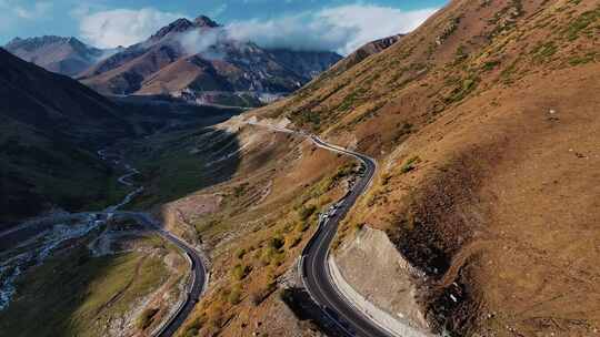 山间蜿蜒公路航拍