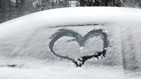 雪中涂在汽车上的心
